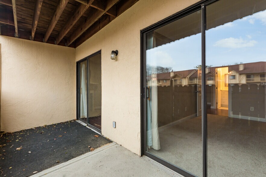 Building Photo - 2257 Hedgerow Road