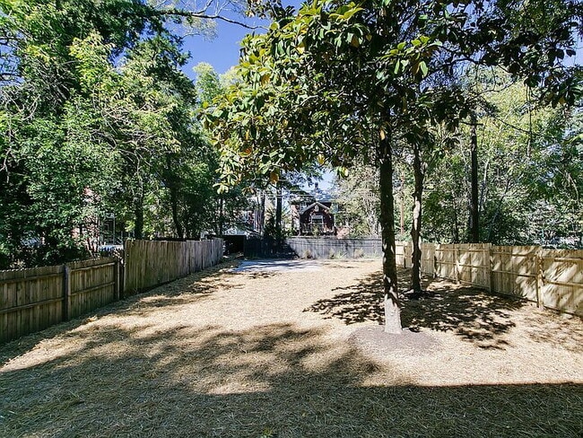 Building Photo - 926 W Trinity Ave