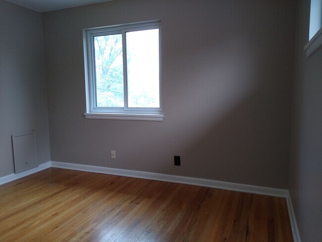 Building Photo - Stunning 4 bedroom 2 bath Virginia Village...