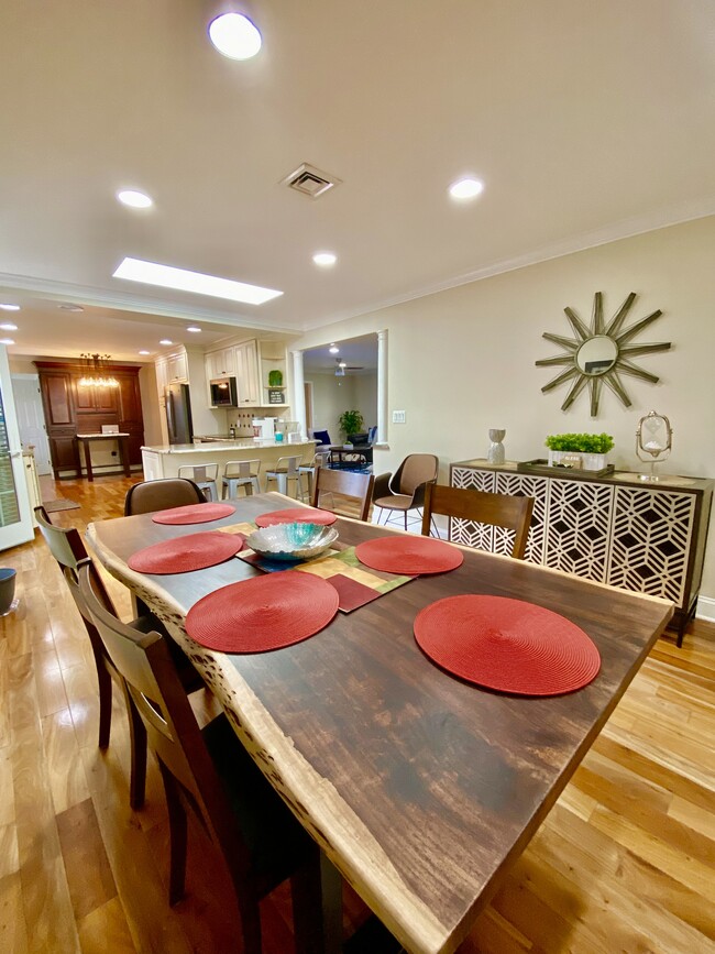 Dining area - 1400 Camp Ave