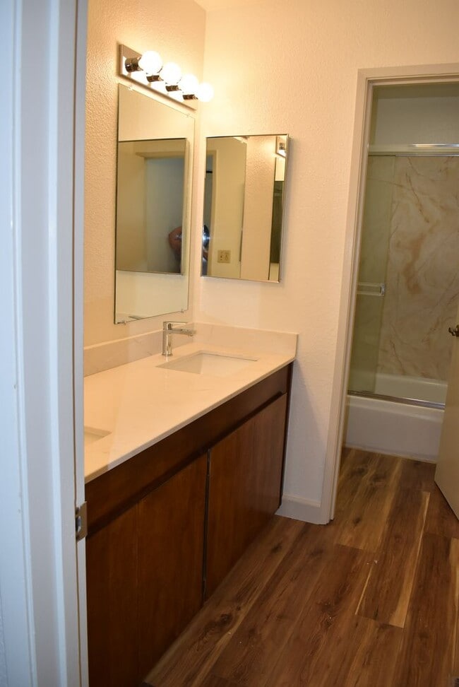 Building Photo - Freshly updated condo unit with a communit...