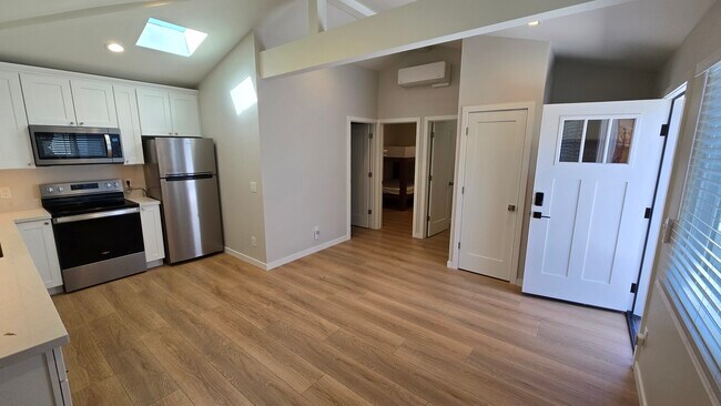 Building Photo - 738 Locust St