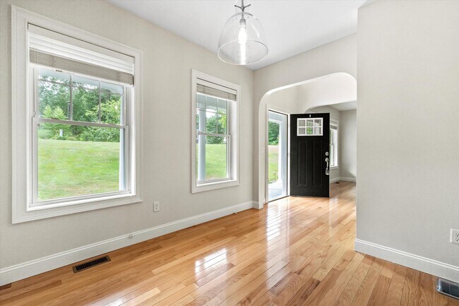 Building Photo - 30 Daylily Ln