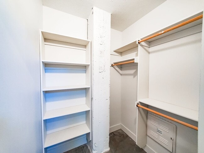 Building Photo - Exposed Brick 1-Bedroom Apartment at a Great Price!