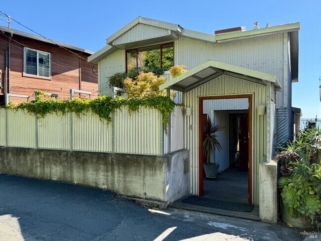 Building Photo - 4 Sandy Beach Rd
