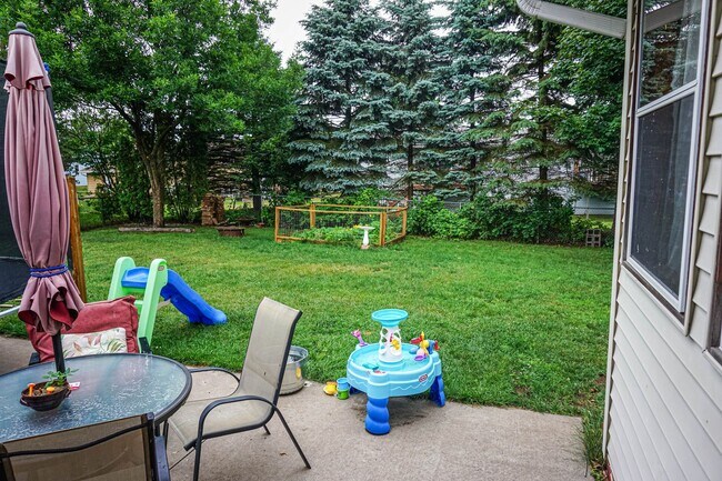 Building Photo - 3-Bedroom, 2-bath House With Fenced-in Yar...