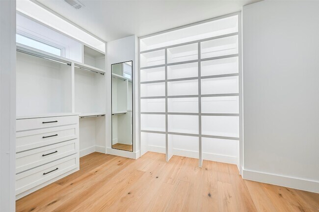 Building Photo - 6226 Lakeshore Dr
