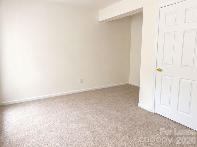 Building Photo - 913 Tiger Ln