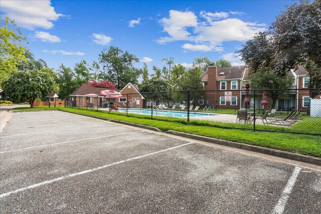 Building Photo - Updated 2 Bedroom 2 Bath Condo Near Fort Eustis and Williamsburg