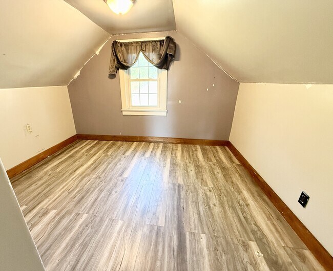 Building Photo - 533 Kirkpatrick Ave