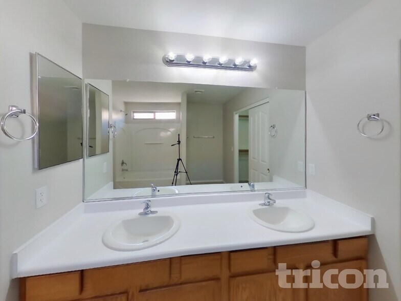 Building Photo - 2013 W Allens Peak Dr
