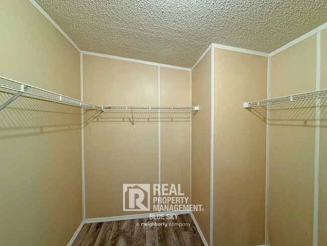 Building Photo - 5641 Columbia Dr