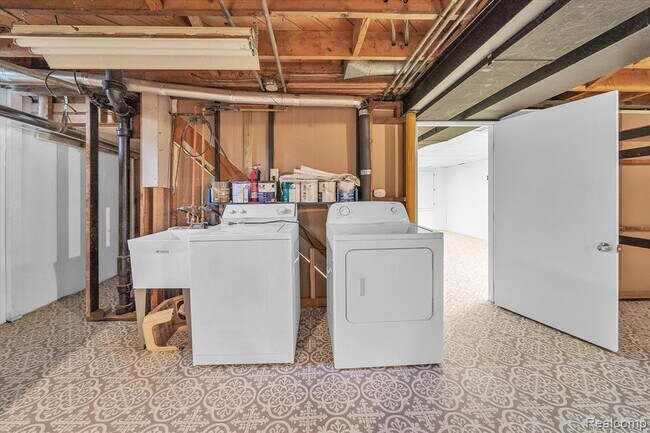 Building Photo - 229 Redwood Dr