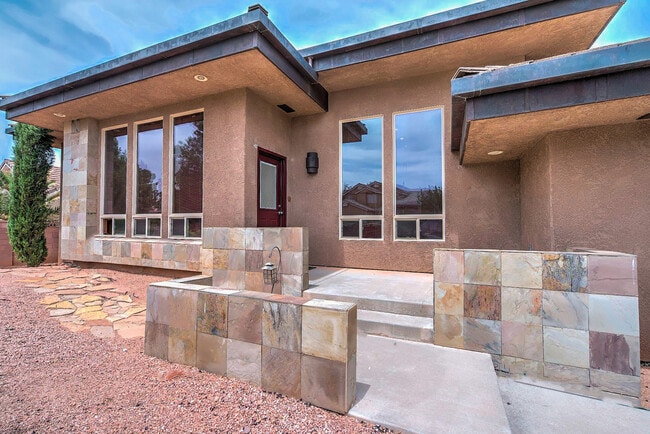 Building Photo - Gorgeous, Custom 4 bed, 3 bath Pet-Friendl...