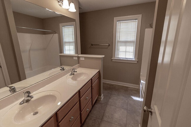 Building Photo - 2303 Roslyn Ct