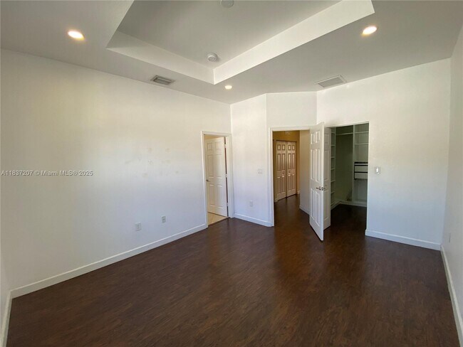 Building Photo - 343 NE 37th Terrace