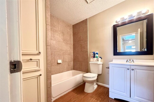 Building Photo - 3511 Palm Grove Dr