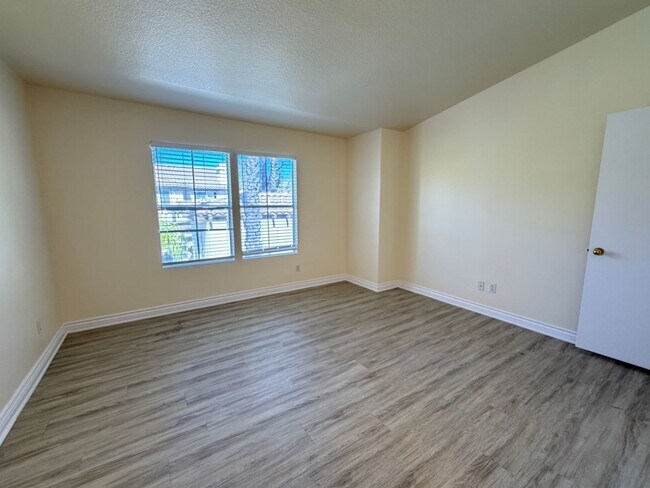 Building Photo - BEAUTIFULLY REFRESHED UPPER-LEVEL CONDO WITH GARAGE & RESORT-STYLE AMENITIES