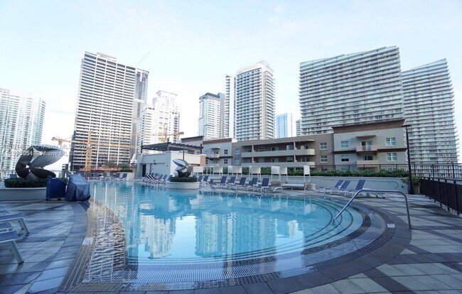 Building Photo - 999 SW 1st Ave