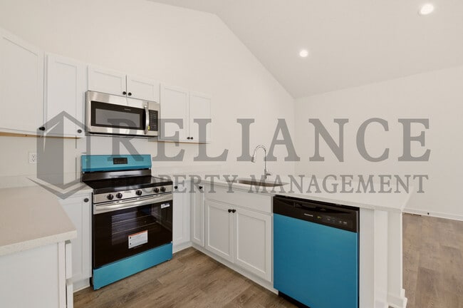 Building Photo - 5247 N Pinecrest Ct