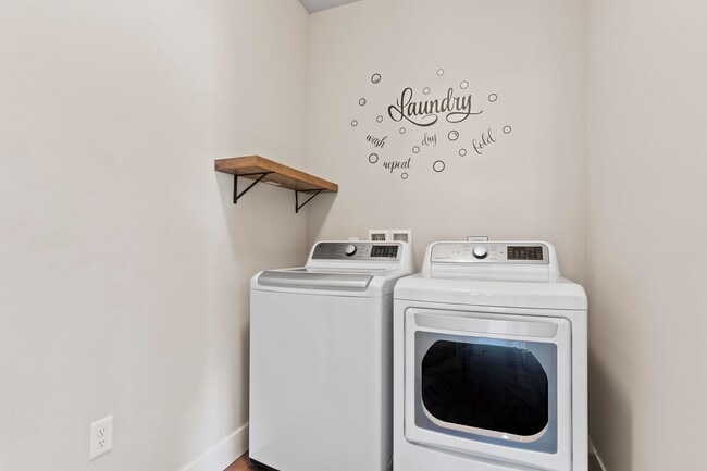 Building Photo - Stunning Single Family in Mechanicsburg