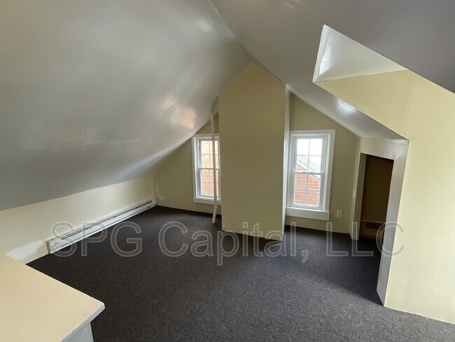 Building Photo - 544 Smith St