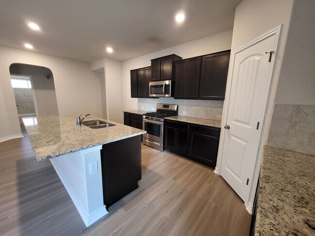 Building Photo - Pristine Home With Open Floor Plan