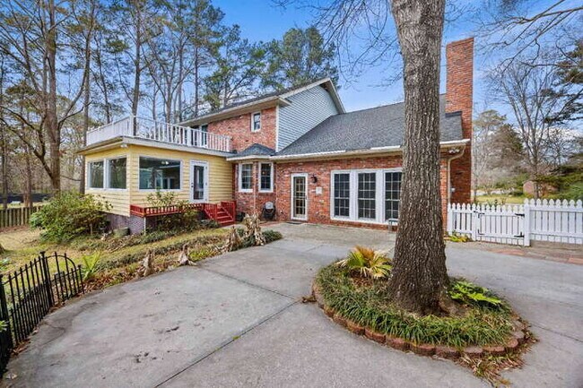 Building Photo - 100 Lakeview Dr