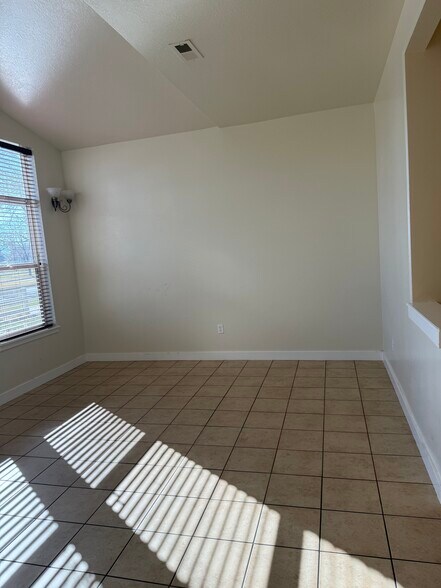 Building Photo - 2827 S Fairgrove Ln