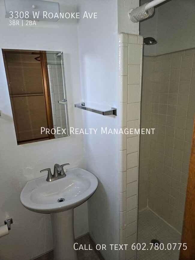 Building Photo - 3308 W Roanoke Ave