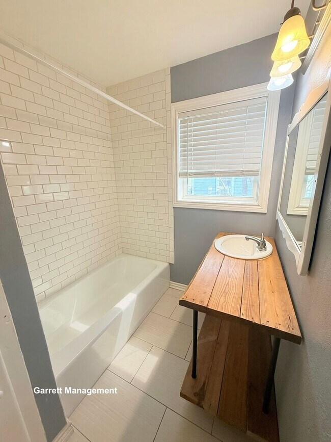 Building Photo - Spacious 5 Bedroom, 3 bath