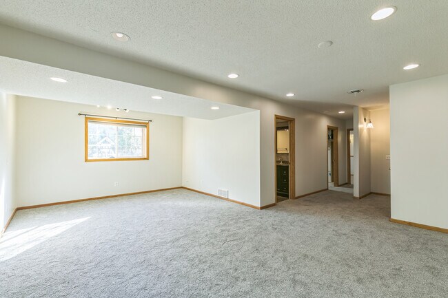 Building Photo - 1008 Oak St