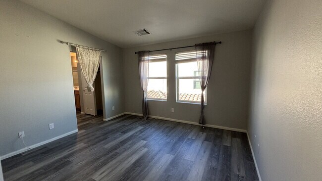 Building Photo - 4 Bed, 3 Bath