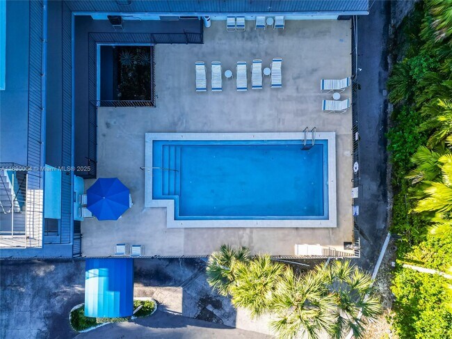 Building Photo - 2539 S Bayshore Dr