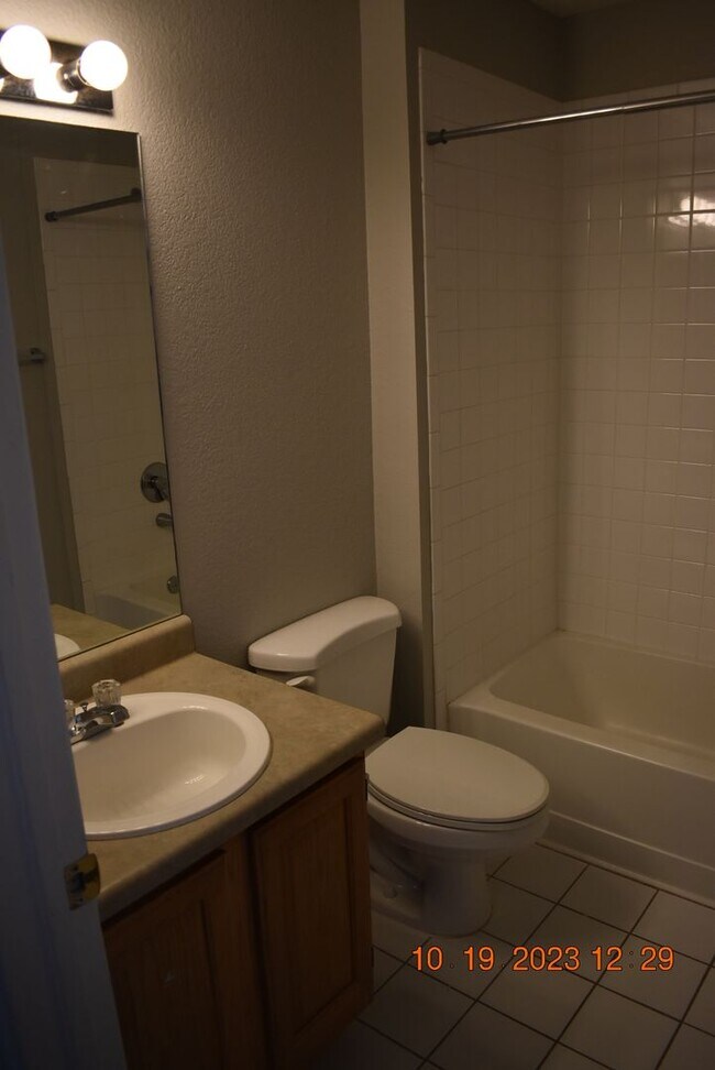 Building Photo - Spacious 2 bed + bonus room / Littleton Condo, Wonderful Location
