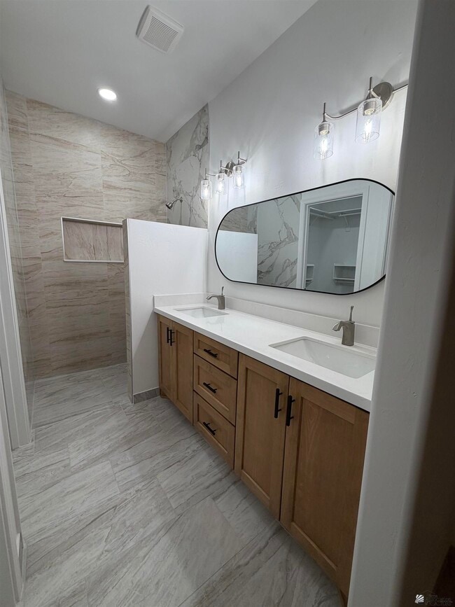 Building Photo - 4764 E Jett St