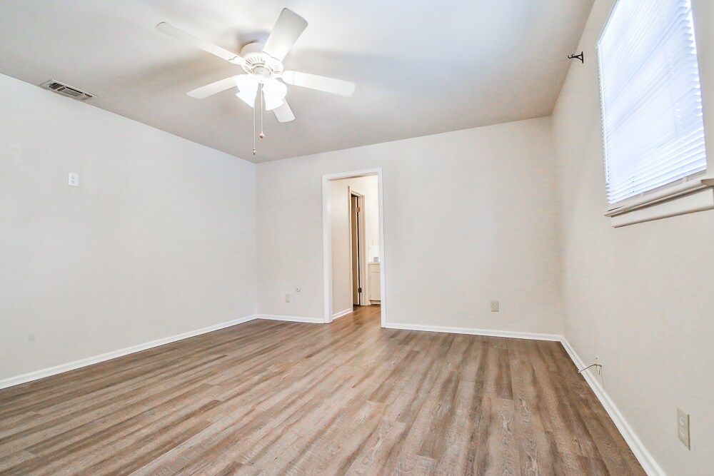 Building Photo - 711 6th Plz