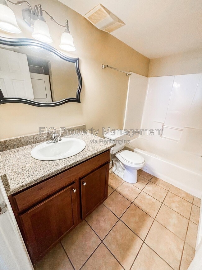 Building Photo - 924 Chadwick Dr