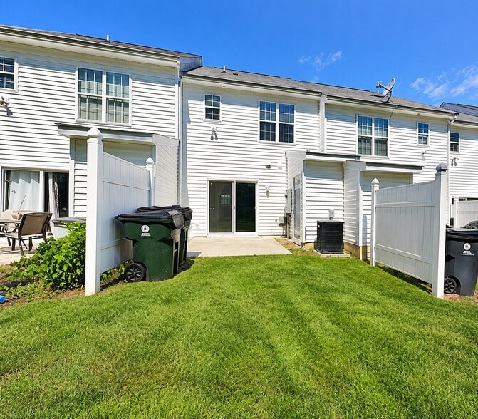 Building Photo - 1403 Plexor Ln