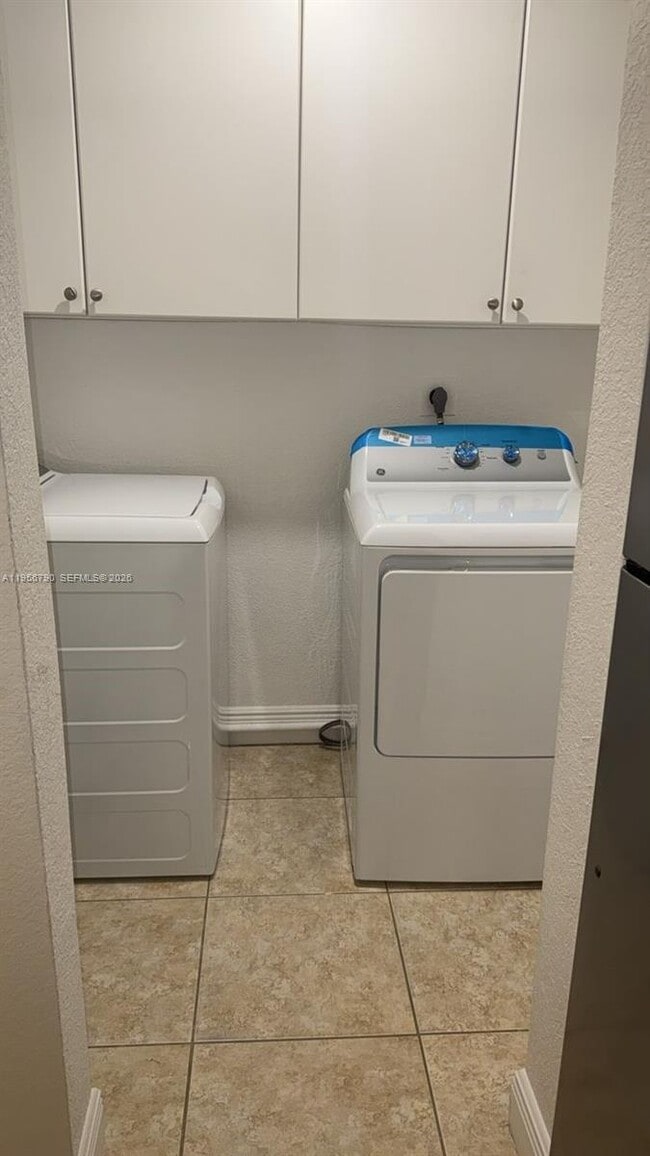 Building Photo - 2617 SW 32nd Ct