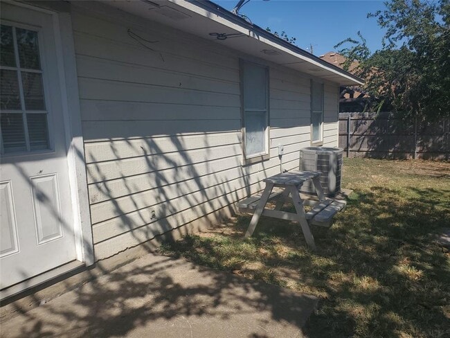 Building Photo - 2221 Creekside Ln