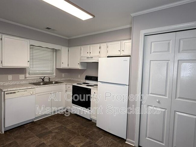 Building Photo - 1908 Greenoaks Rd