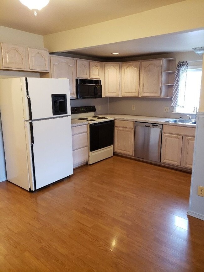 Building Photo - STATUS:RENTED-| R122 | $1795