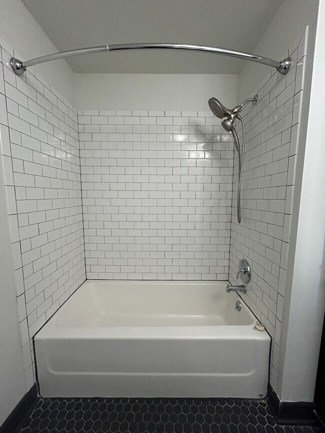 Building Photo - Luxury Downtown Living | Spacious 1-Bedroom 1-Bathroom Loft