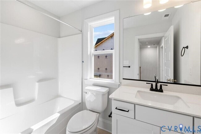 Building Photo - 121 This Wy