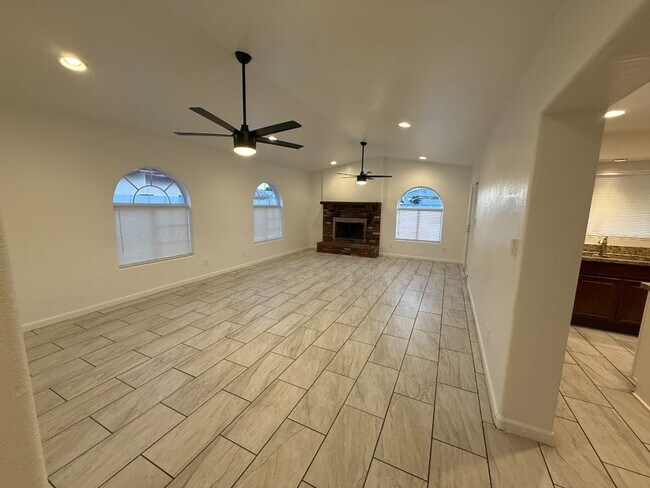 Building Photo - N 58th Dr