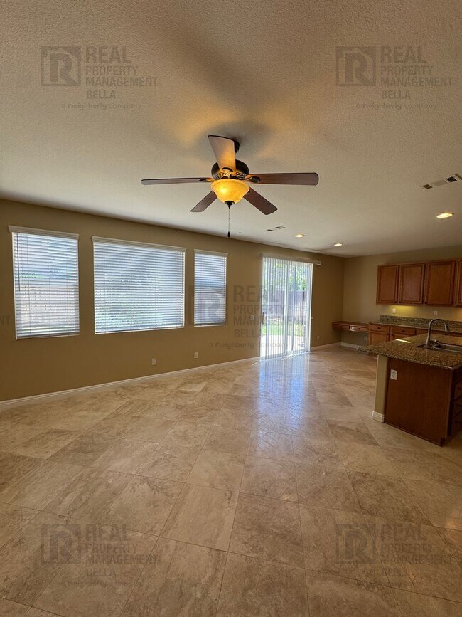 Building Photo - Ideal Layout! 4 Bedroom Home with Main Floor Bed/Bath & Open Loft