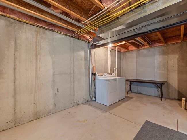 Building Photo - Beautiful 2 Bed 2.5 Bath Townhouse in SE F...