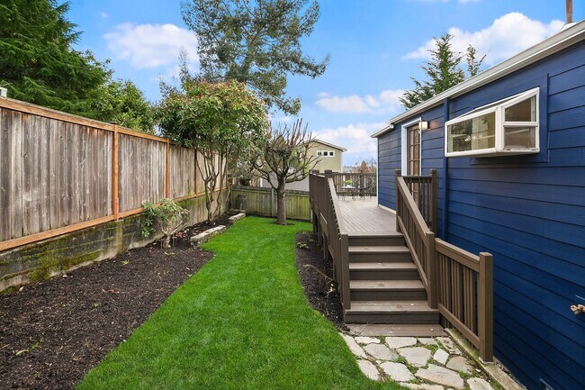 Building Photo - Beautiful Home in Seward Park!