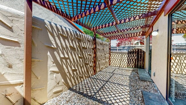 Building Photo - Bright and Beautiful 2 Bedroom 2 Full Bath...